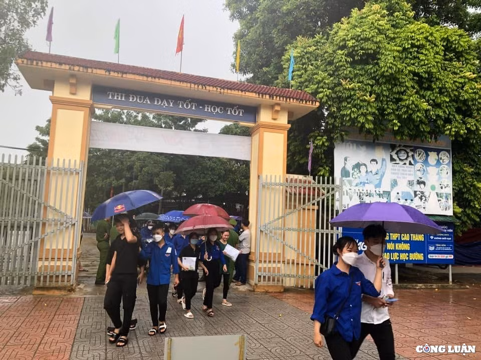 tinh nguyen vien tam trong con mua nang hat tiep suc cho cac si tu hinh 3