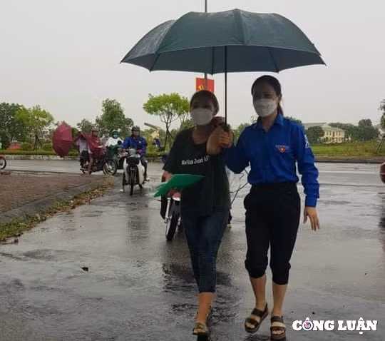 tinh nguyen vien tam trong con mua nang hat tiep suc cho cac si tu hinh 10