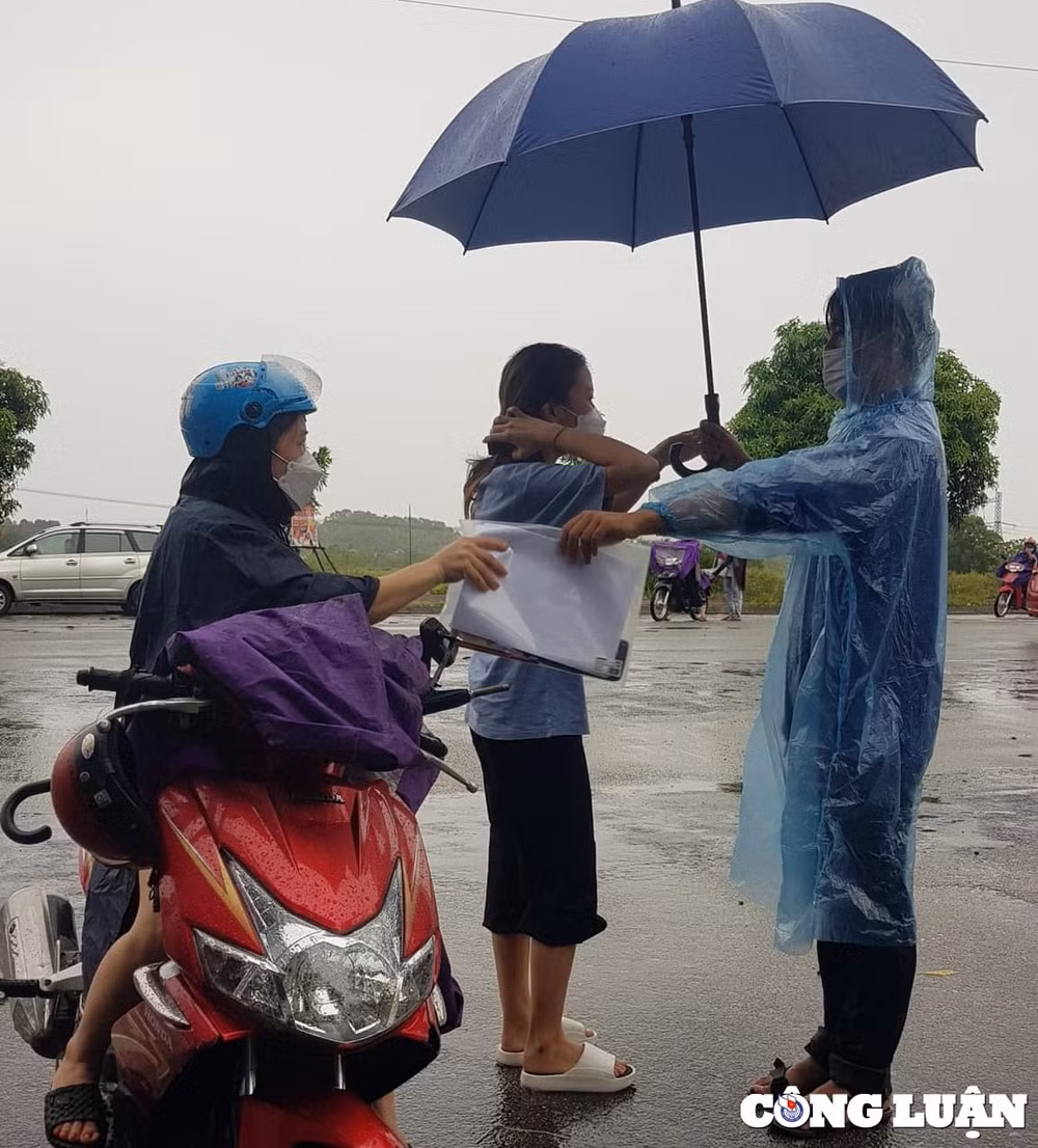 tinh nguyen vien tam trong con mua nang hat tiep suc cho cac si tu hinh 2