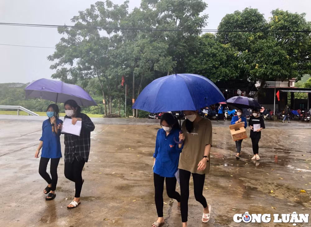 tinh nguyen vien tam trong con mua nang hat tiep suc cho cac si tu hinh 4