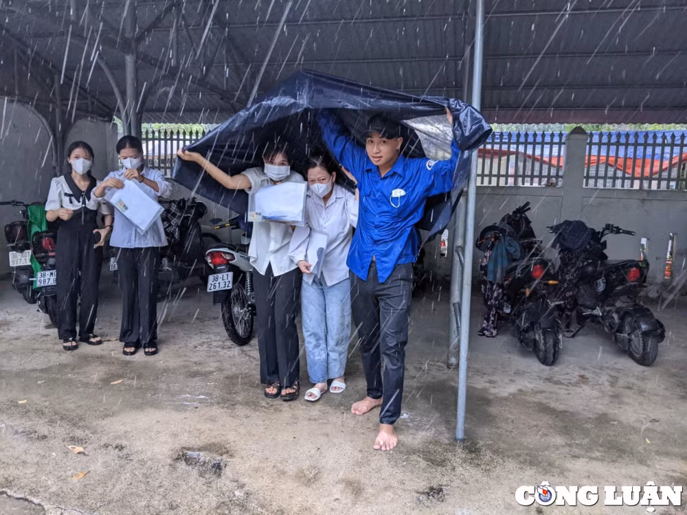 tinh nguyen vien tam trong con mua nang hat tiep suc cho cac si tu hinh 7