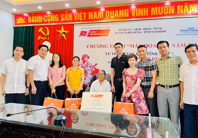 chuong trinh mau hoa do nam 2022 trao tang qua tinh nghia cho cac gia dinh chinh sach hinh 2