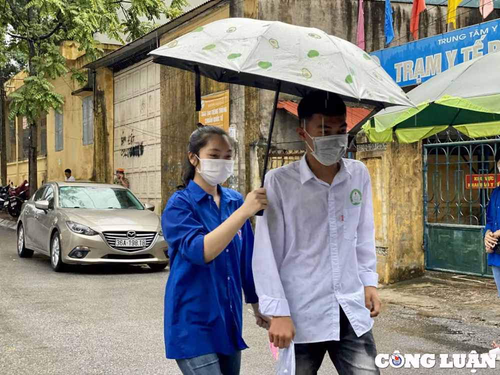 mua lon nhieu thi sinh va phu huynh doi mua den diem thi hinh 3