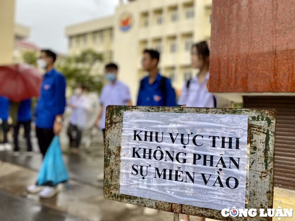 mua lon nhieu thi sinh va phu huynh doi mua den diem thi hinh 4