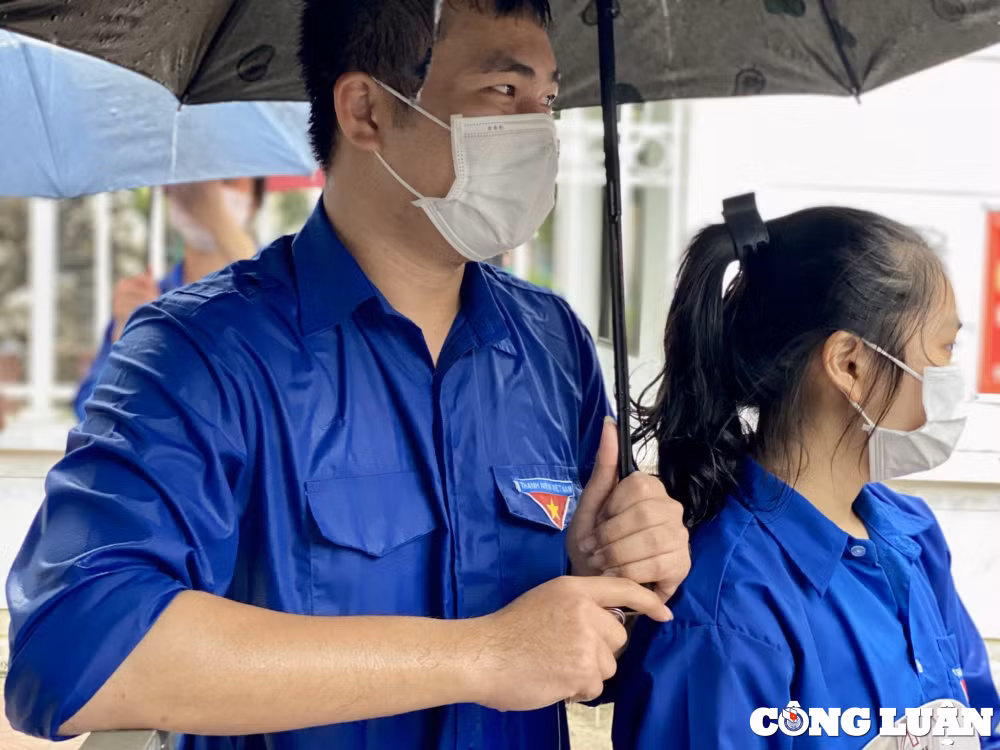 mua lon nhieu thi sinh va phu huynh doi mua den diem thi hinh 5