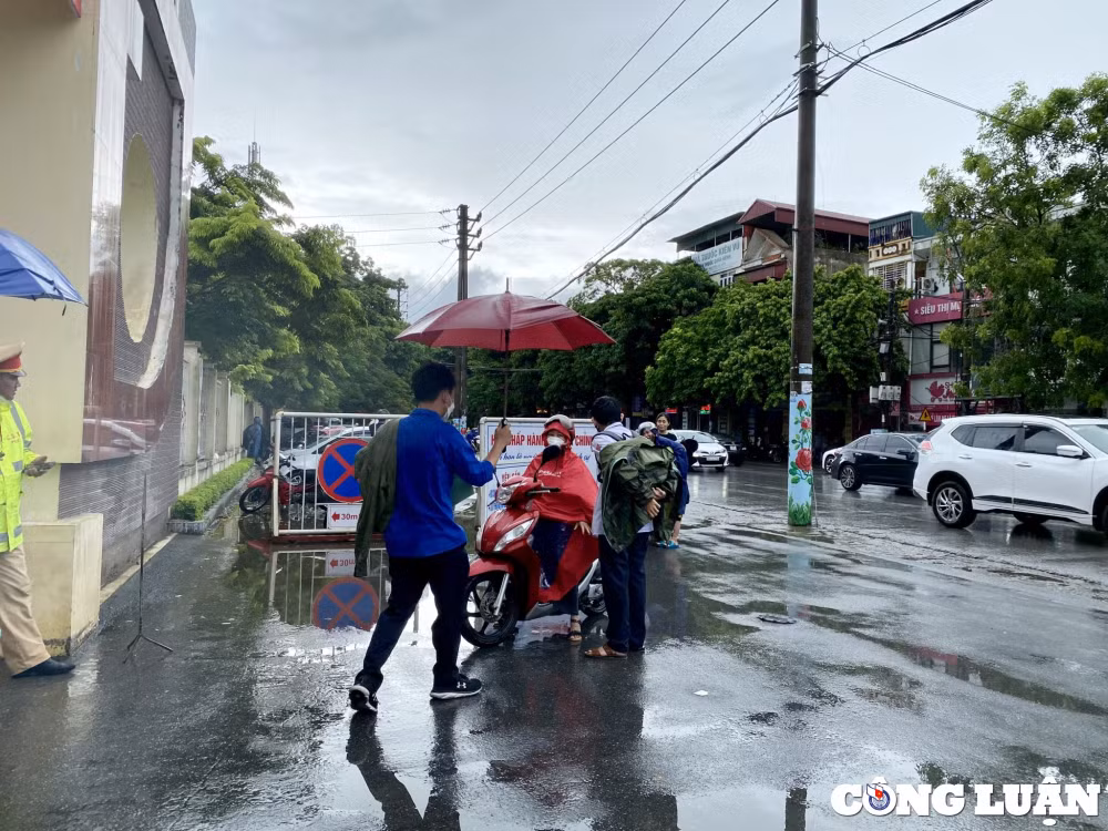thanh hoa dinh chi mot thi sinh mang dien thoai vao phong thi hinh 2
