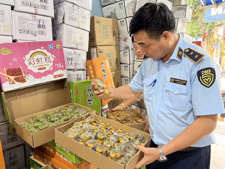thu giu hon 5000 banh trung thu khong ro nguon goc tai thu phu hang gia la phu hinh 2