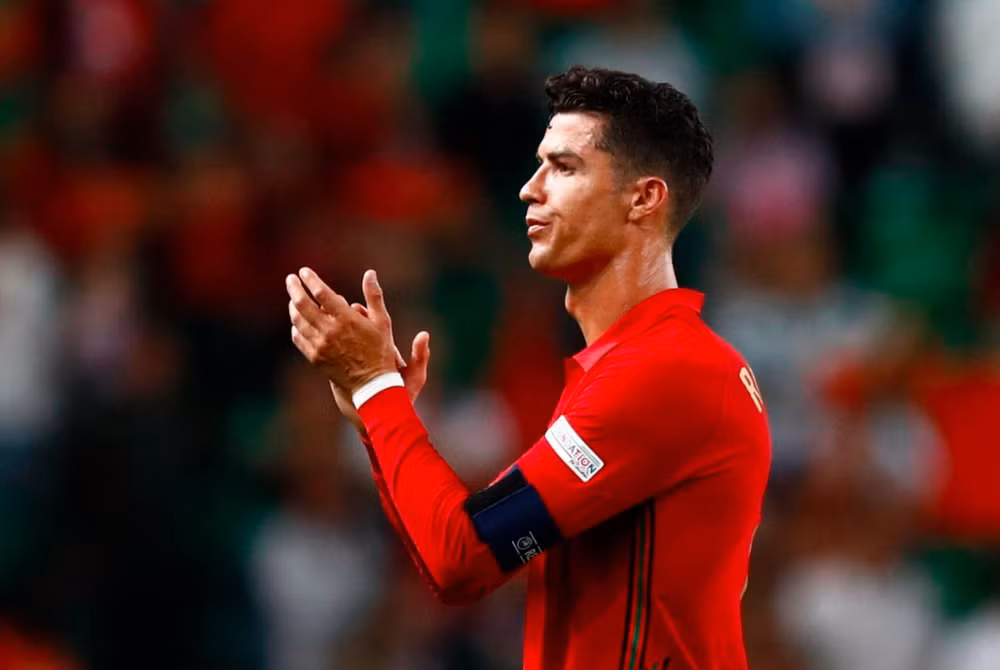 ronaldo san sang giam thu nhap khung de roi man utd hinh 3