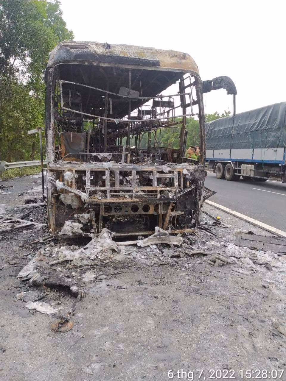 xe khach giuong nam chay ngun ngut tren cao toc cau gie ninh binh hinh 2