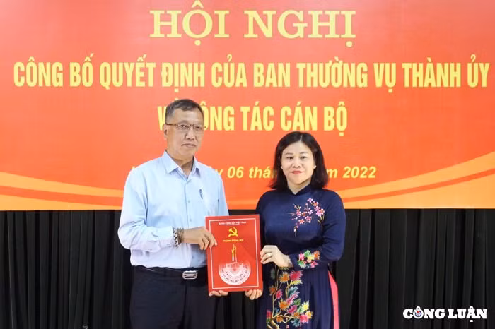 ha noi trao cac quyet dinh ve cong tac can bo tai bao hanoimoi va bao kinh te do thi hinh 2