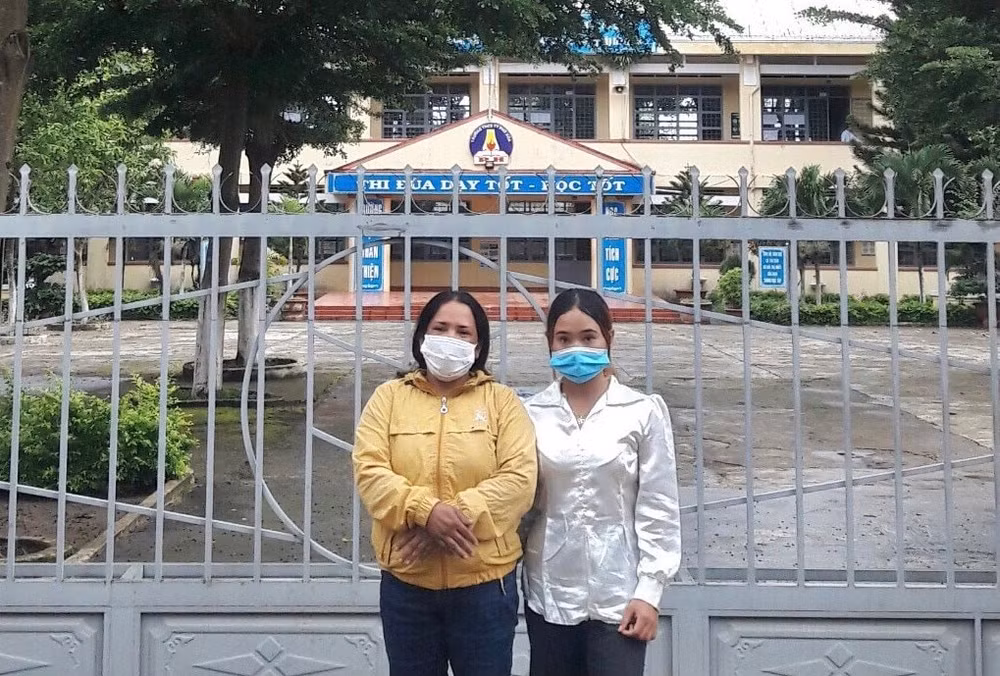 gia lai vo chong me con cung nhau thi tot nghiep thpt hinh 3