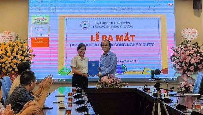 ra mat tap chi khoa hoc va cong nghe y duoc hinh 1