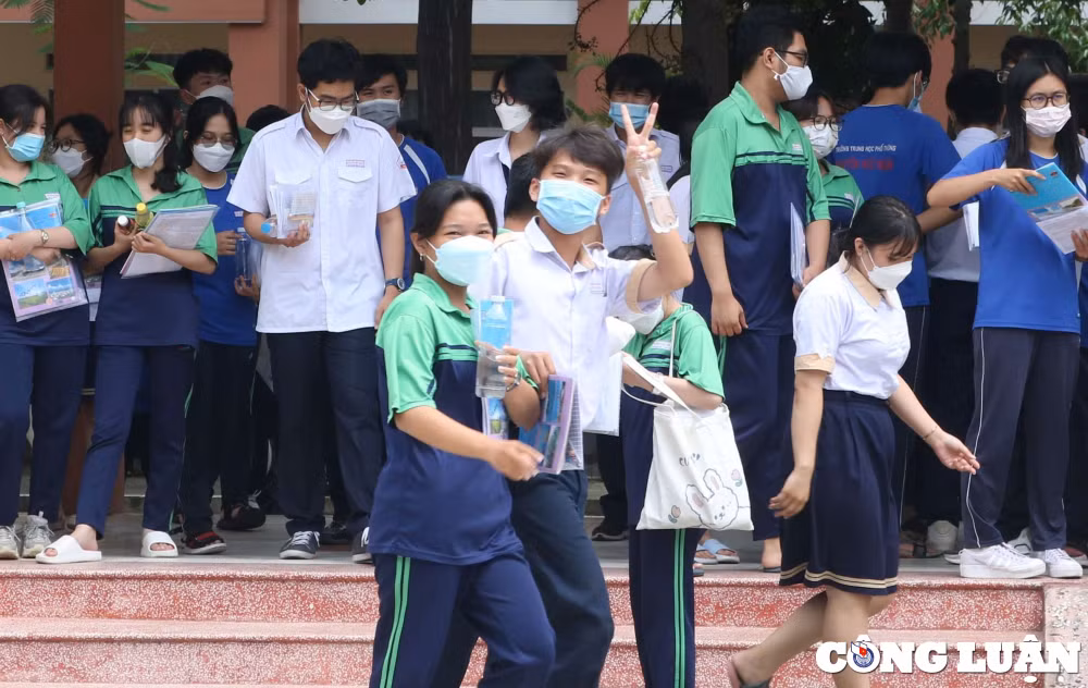 thi tot nghiep thpt quoc gia 2022 hoc sinh gioi thanh pho noi de dia de sinh kho hinh 3
