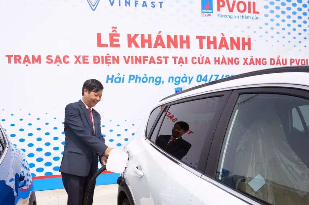 khanh thanh tram sac xe dien vinfast dau tien tai cua hang xang dau pvoil hinh 2