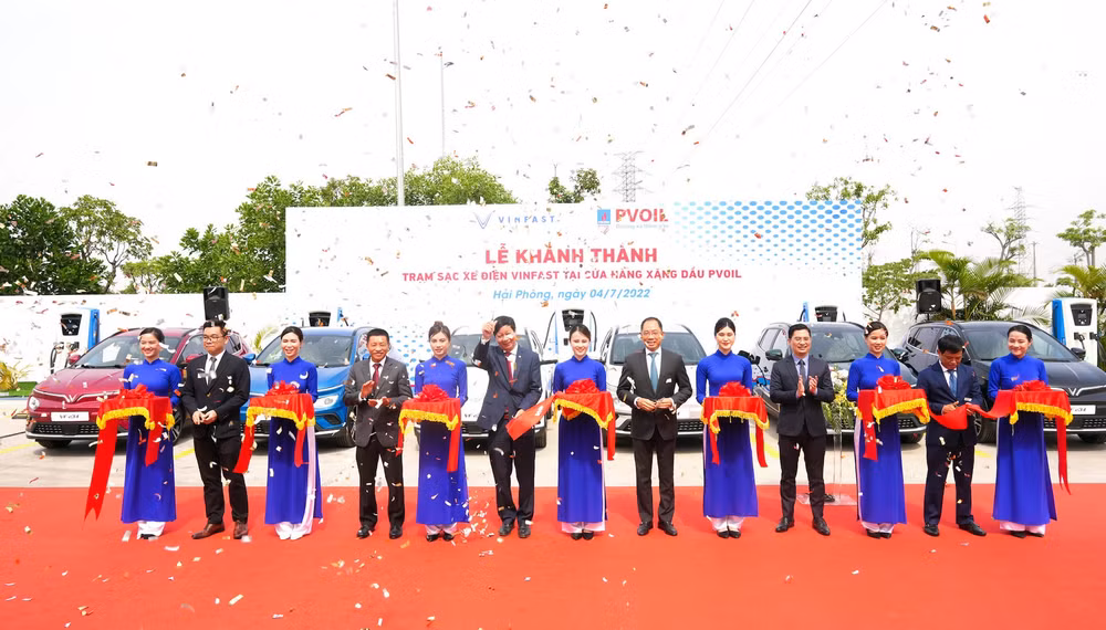 khanh thanh tram sac xe dien vinfast dau tien tai cua hang xang dau pvoil hinh 1