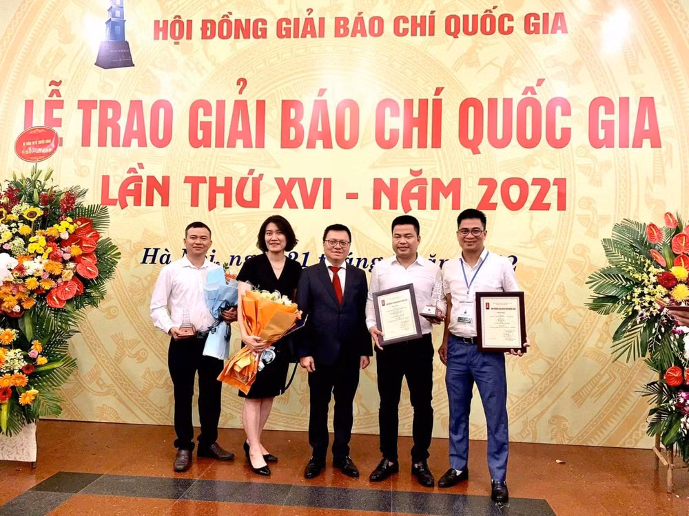 Nhà báo Xuân Huy và các đồng nghiệp chụp ảnh lưu niệm với nhà báo Lê Quốc Minh- Chủ tịch Hội Nhà báo Việt Nam.