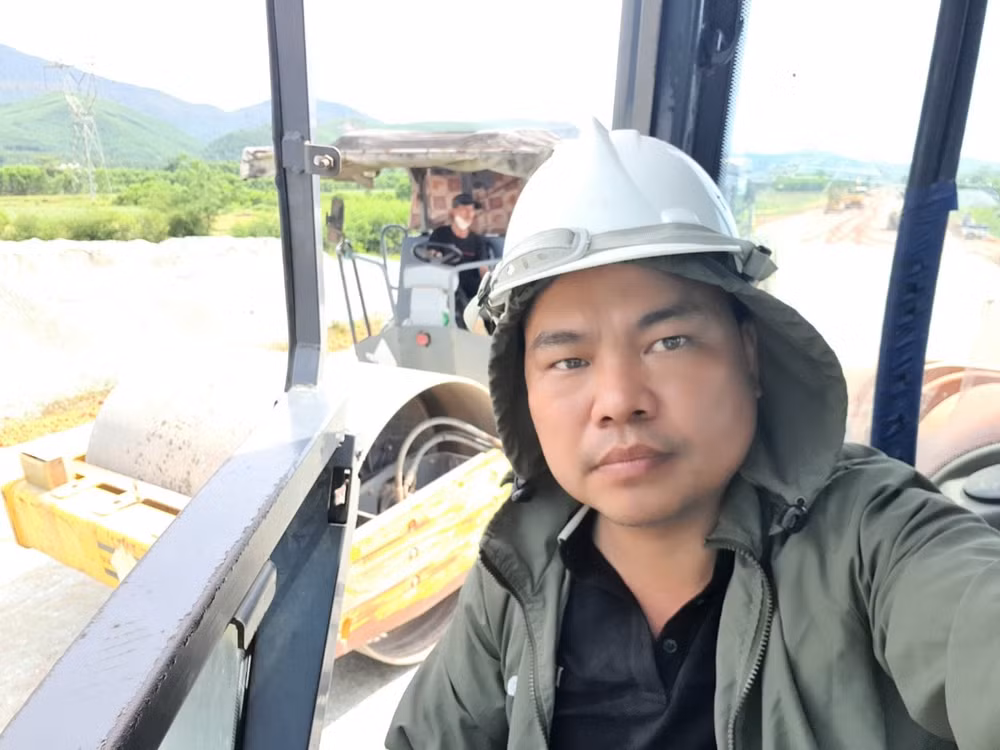 Nhà báo Xuân Huy - Trưởng văn phòng đại diện Miền Trung - Tây Nguyên (Báo Giao thông) trong một chuyến đi thực tế.