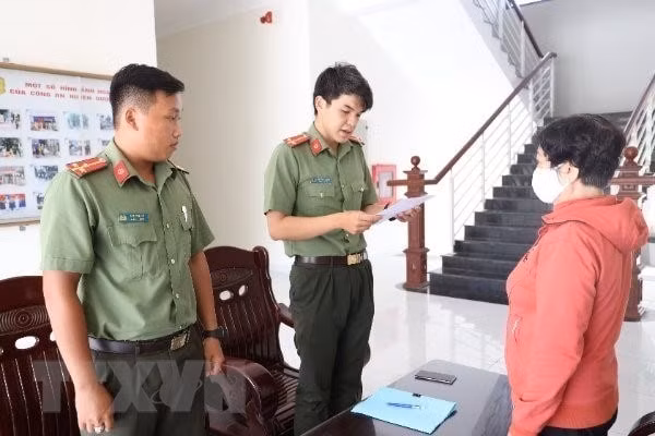 Công an huyện Dương Minh Châu tống đạt quyết định xử phạt hành chính đối với đối tượng Hồ Kim Phượng. Ảnh: TTXVN