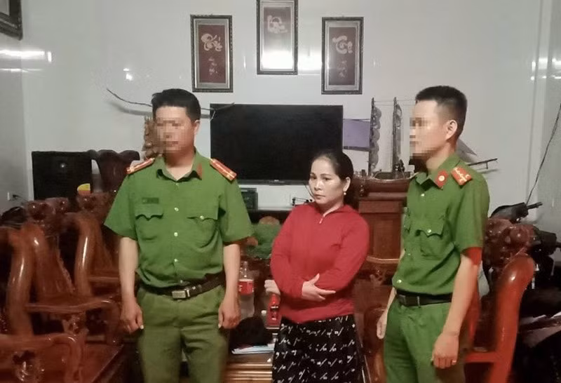 Đối tượng Hoàng Thị Hoa bị tạm giữ