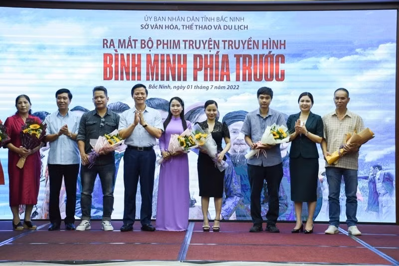 Lãnh đạo tỉnh Bắc Ninh và ê kip sản xuất phim tại lễ ra mắt chiều 1/7. Ảnh: CTV