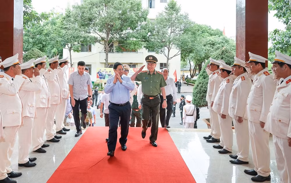 Tới thăm Công an tỉnh Đắk Lắk, Thủ tướng gửi lời chào trân trọng, lời thăm hỏi thân thiết và lời chúc mừng tốt đẹp nhất tới Công an tỉnh nói riêng và lực lượng Công an nhân dân nói chung, nhân dịp kỷ niệm 60 năm Ngày truyền thống lực lượng Cảnh sát nhân dân (20/7/1962 - 20/7/2022).