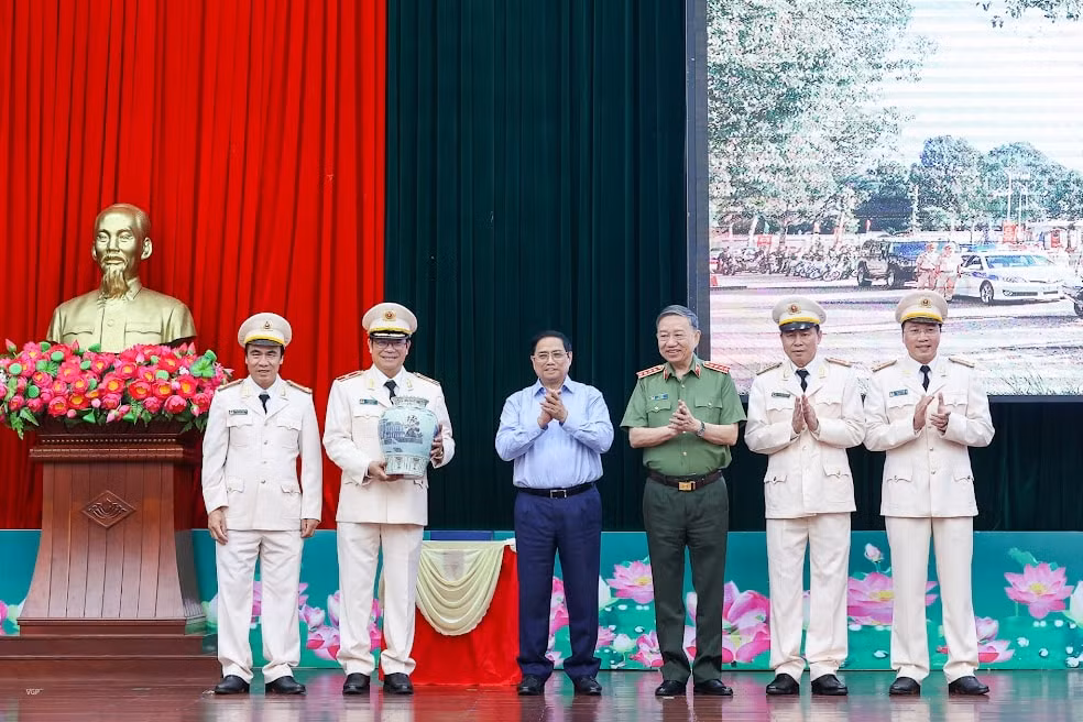 Thủ tướng tặng quà cho Công an tỉnh Đắk Lắk
