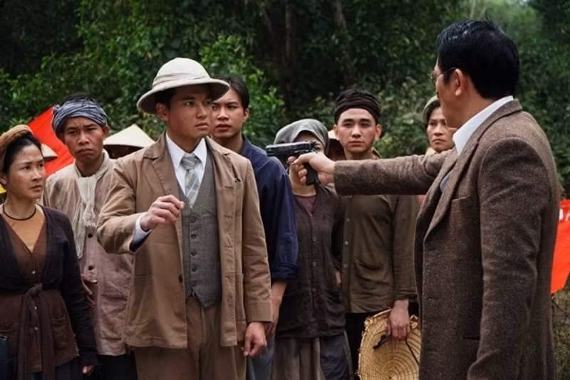 Diễn viên trẻ Nguyễn Thanh Tuấn (đội mũ) trong vai Tổng Bí thư Nguyễn Văn Cừ