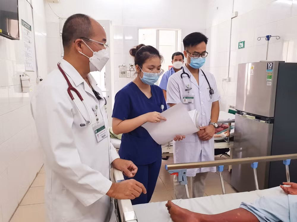 Sốt xuất huyết có diễn biến rất phức tạp.