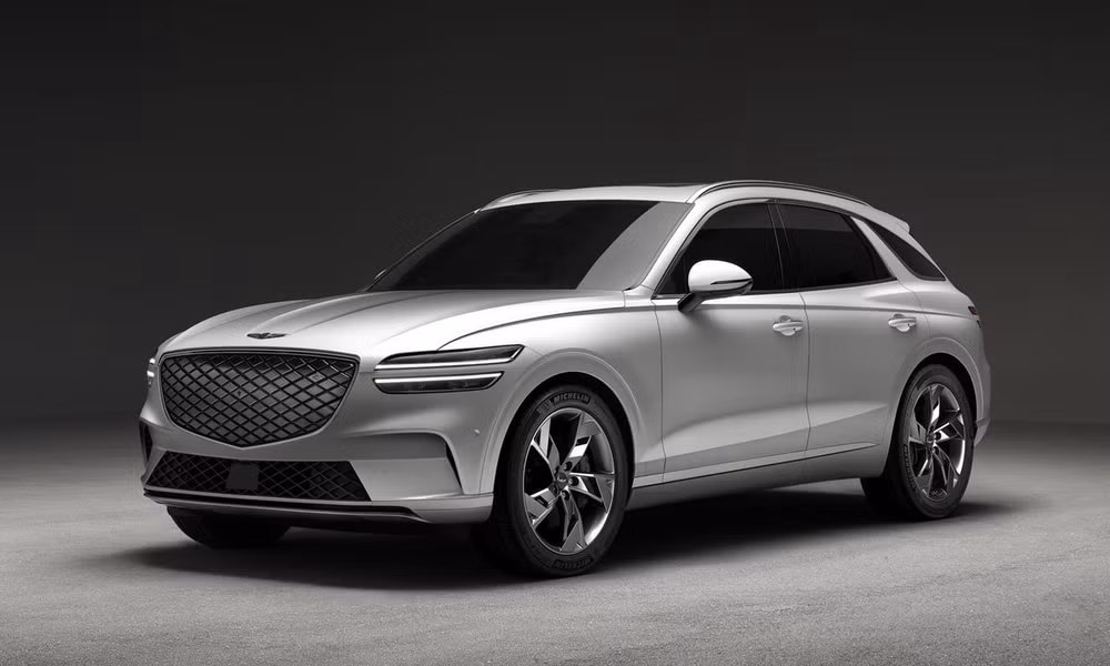 Genesis Electrified GV70: Vào tháng 12 năm ngoái, Genesis GV70 2022 mới là mẫu SUV hạng sang cỡ trung chính thức trình làng. Cung cấp sức mạnh cho Genesis Electrified GV70 là hai motor điện với tổng công suất 482 mã lực và 700 Nm mô-men xoắn cực đại ở chế độ Boost Mode. Mẫu SUV điện có thể tăng tốc từ trạng thái đứng yên lên 100 km/h chỉ trong 4,5 giây. Bên trong Genesis Electrified GV70 2022 là không gian nội thất sang trọng với vô lăng 2 chấu, màn hình thông tin giải trí dạng cảm ứng 14,5 inch nằm độc lập trên mặt táp-lô và khu vực chỉnh điều hòa hình oval giống bản dùng động cơ đốt trong thông thường.