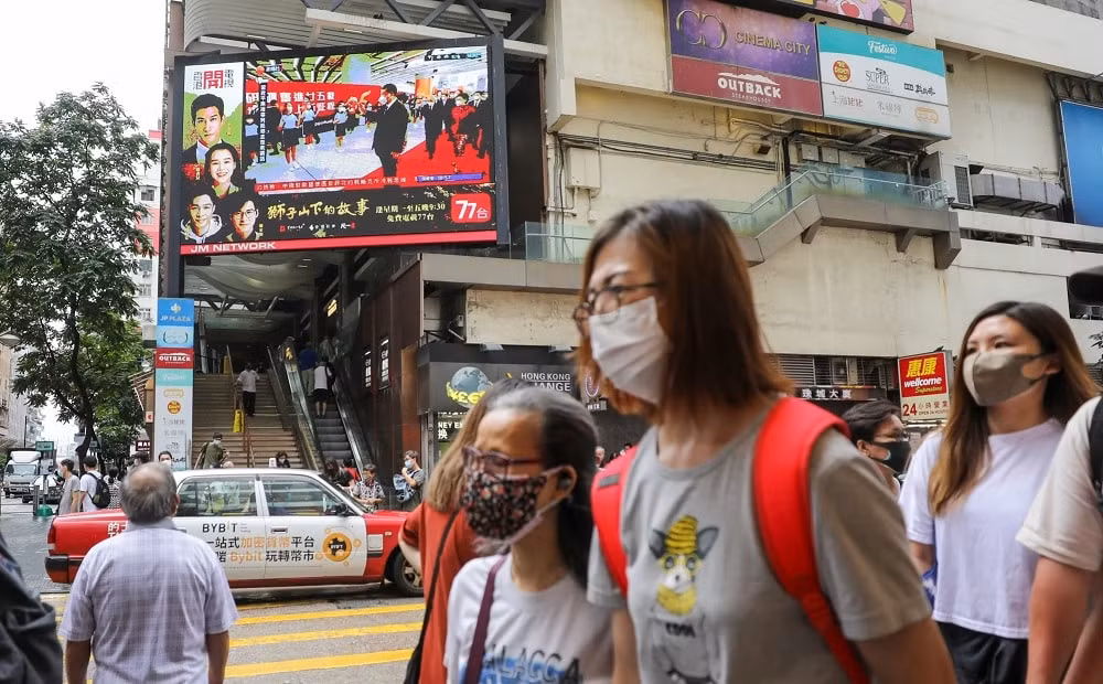 Màn hình TV trên đường phố Hồng Kông đưa thông tin về chuyến thăm của ông Tập. Ảnh: SCMP 