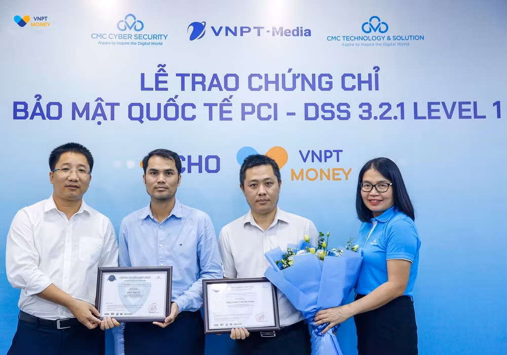 Ông Nguyễn Đăng Thắng – Giám đốc Trung tâm Dịch vụ Tài chính số VNPT (thứ 2 từ trái sang) nhận chứng chỉ PCI DSS 3.2.1 level 1 cho VNPT Money.