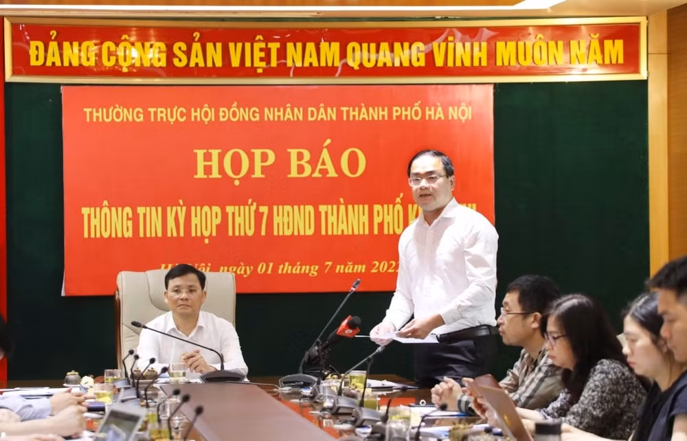 Chánh Văn phòng Đoàn ĐBQH và HĐND TP Nguyễn Ngọc Việt thông tin tại buổi họp báo. Ảnh: H. Nguyên/TTTĐ