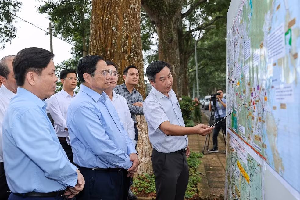 Thủ tướng Phạm Minh Chính khảo sát hướng tuyến dự án cao tốc Khánh Hòa – Buôn Ma Thuột .