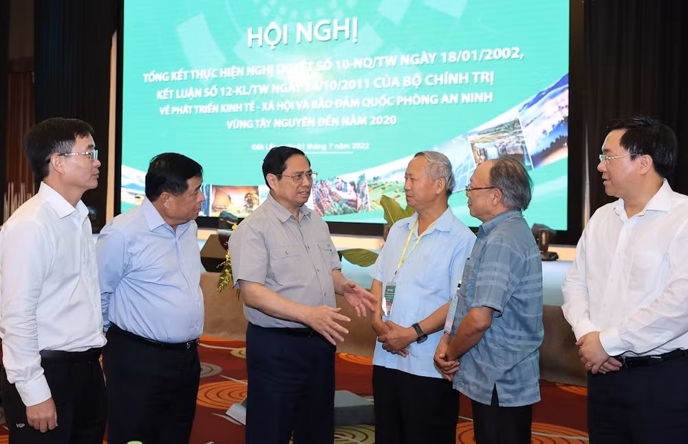 Thủ tướng trao đổi với các đại biểu tham dự Hội nghị.