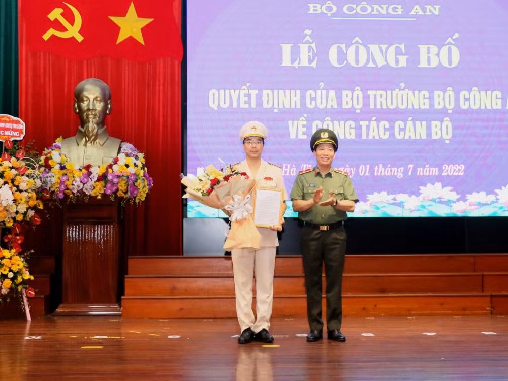 Thiếu tướng Lê Văn Tuyến - Thứ trưởng Bộ Công an trao quyết định và tặng hoa cho Thượng tá Nguyễn Hồng Phong - tân Giám đốc Công an tỉnh Hà Tĩnh