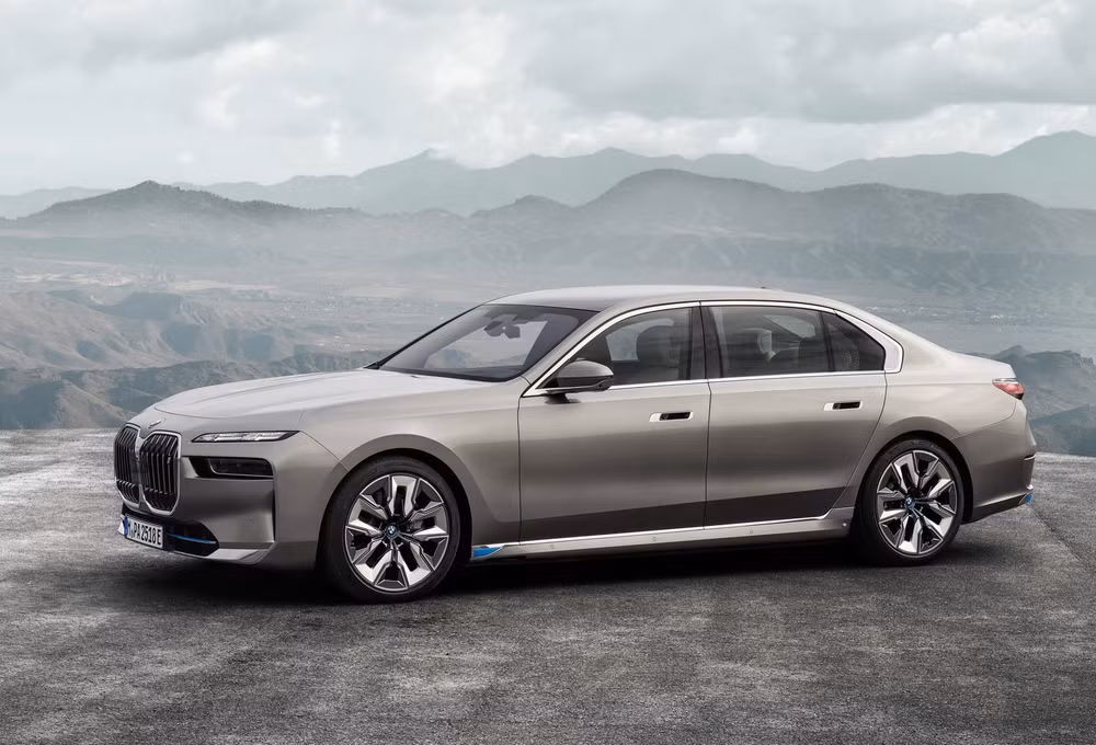 BMW i7: BMW i7 trang bị hai động cơ điện, hệ dẫn động 4 bánh. Động cơ ở cầu trước có công suất 255 mã lực trong khi phía sau là 308 mã lực. i7 xDrive60 có tổng công suất 536 mã lực và mô-men xoắn 744 Nm. Những công nghệ tiên tiến của i7 như nhận diện đèn tín hiệu giao thông và phát hiện khu vực đèo dốc. Bản tiêu chuẩn i7 xDrive60 có giá khởi điểm 119.300 USD, cũng có nghĩa là sản phẩm đắt nhất của series 7 2023.