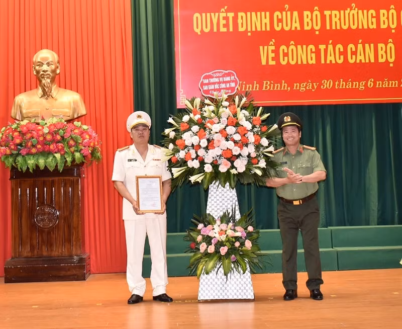 Thừa ủy quyền của Bộ trưởng Bộ Công an, đồng chí Đại tá Phạm Văn Sơn, Giám đốc Công an tỉnh trao Quyết định bổ nhiệm chức vụ Phó Giám đốc Công an tỉnh và tặng hoa chúc mừng đồng chí Thượng tá Tống Như Sơn (Ảnh: CA Ninh Bình).