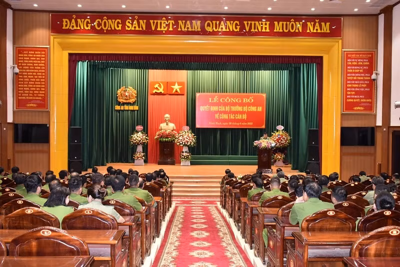 Công an tỉnh Ninh Bình tổ chức lễ công bố quyết định của Bộ trưởng Bộ Công an về công tác cán bộ (Ảnh: CA Ninh Bình).