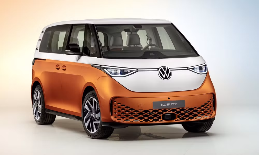 Volkswagen ID Buzz: Volkswagen ID Buzz là sự hiện thân phong cách hiện đại của dòng Bus hay Van cổ điển của hãng Đức vào những năm 1960-1970. ID. Buzz có chiều dài 4.712 mm và rộng 1.985 mm, với trục cơ sở 2.988 mm, chiều cao là 1.937 mm, có thể sạc loại AC 11 kW, hoặc sạc nhanh DC 170 kW với khả năng sạc 5-80% trong 30 phút. Nội thất của Volkswagen ID. Buzz không sử dụng vật liệu làm từ động vật, với da được thay bằng sợi tổng hợp và một phần nữa là từ vật liệu có thể tái chế.