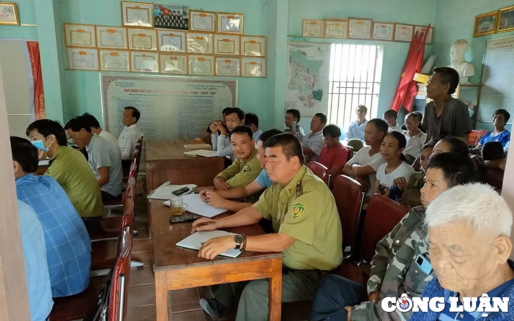 Đại diện các cơ quan chức năng huyện Nam Đàn về tham dự hội nghị đối thoại với người dân