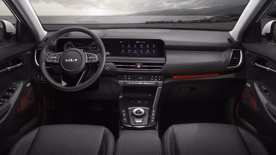 Cabin Kia Seltos 2023, màn hình giải trí trung tâm 10,25 inch giống đời cũ, nhưng cụm đồng hồ nâng cấp lên loại Full LCD 10,25 inch. Cả hai màn hình này nằm trên một mặt phẳng và hơi cong giống Sportage, thay vì thiếu kết nối như đời cũ.