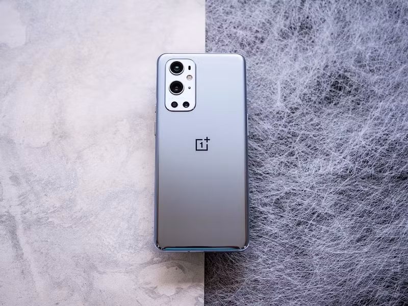 OnePlus 9 Pro - 13,9 triệu đồng: Với dung lượng 4,500 mAh, hỗ trợ sạc nhanh 65W, OnePlus 9 Pro chỉ mất khoảng 40 phút để sạc đầy. Sở hữu 9 Pro, bạn còn được trải nghiệm hiệu năng cực kỳ mạnh mẽ với chipset Snapdragon 888, đi kèm RAM 12GB và bộ nhớ lưu trữ 256GB UFS 3.1.