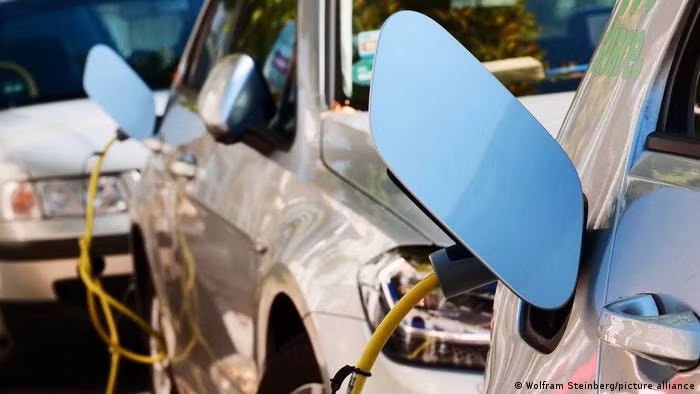 Xe chạy bằng xăng và diesel sẽ bị cấm bán ở EU từ năm 2035. Ảnh: DPA