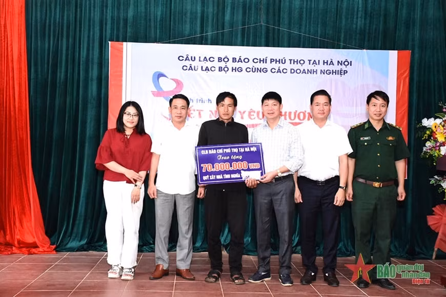 trao qua dong vien cac em nho co hoan canh kho khan tinh lao cai hinh 1