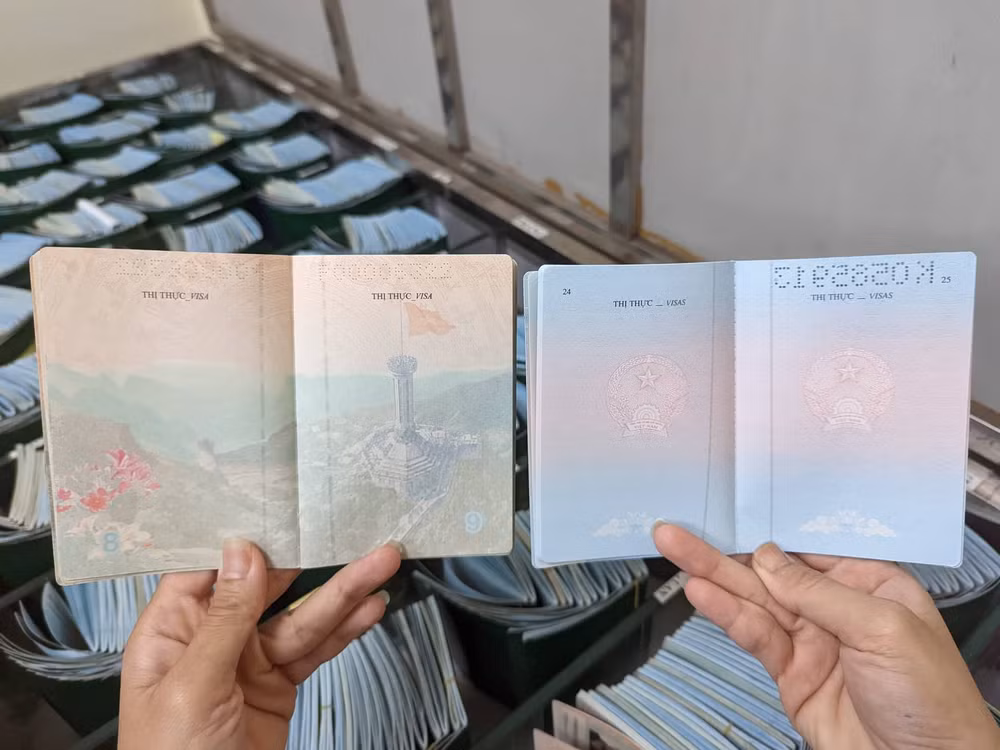 dong dao nguoi dan di lam thu tuc cap ho chieu theo mau moi o ha noi hinh 4