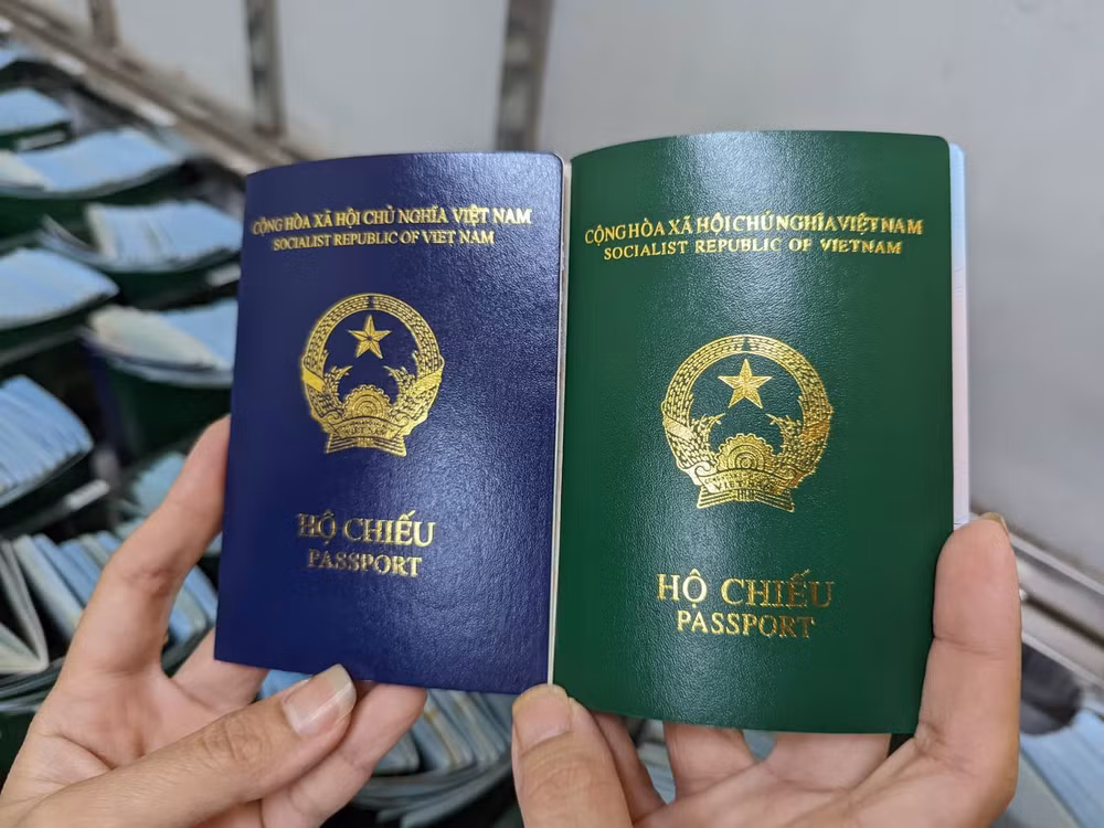 dong dao nguoi dan di lam thu tuc cap ho chieu theo mau moi o ha noi hinh 3