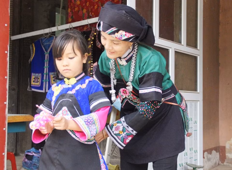doc dao trang phuc truyen thong cua nguoi bo y hinh 6