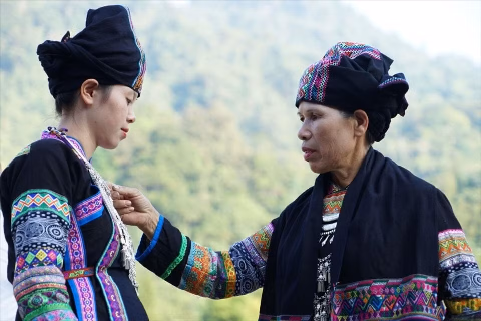 doc dao trang phuc truyen thong cua nguoi bo y hinh 1