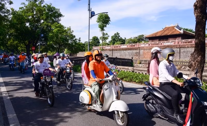 dieu hanh xe may co quang ba du lich thua thien hue hinh 3