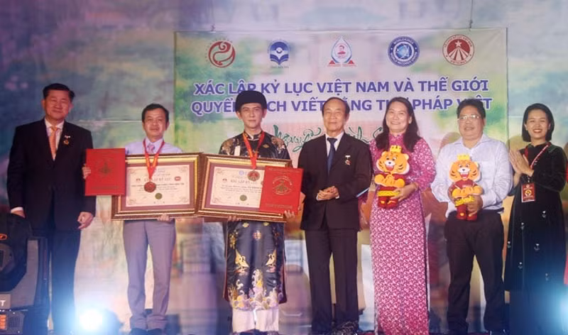 Đại diện VietKings trao Bằng xác lập Kỷ lục Việt Nam về quyển sách thư pháp 